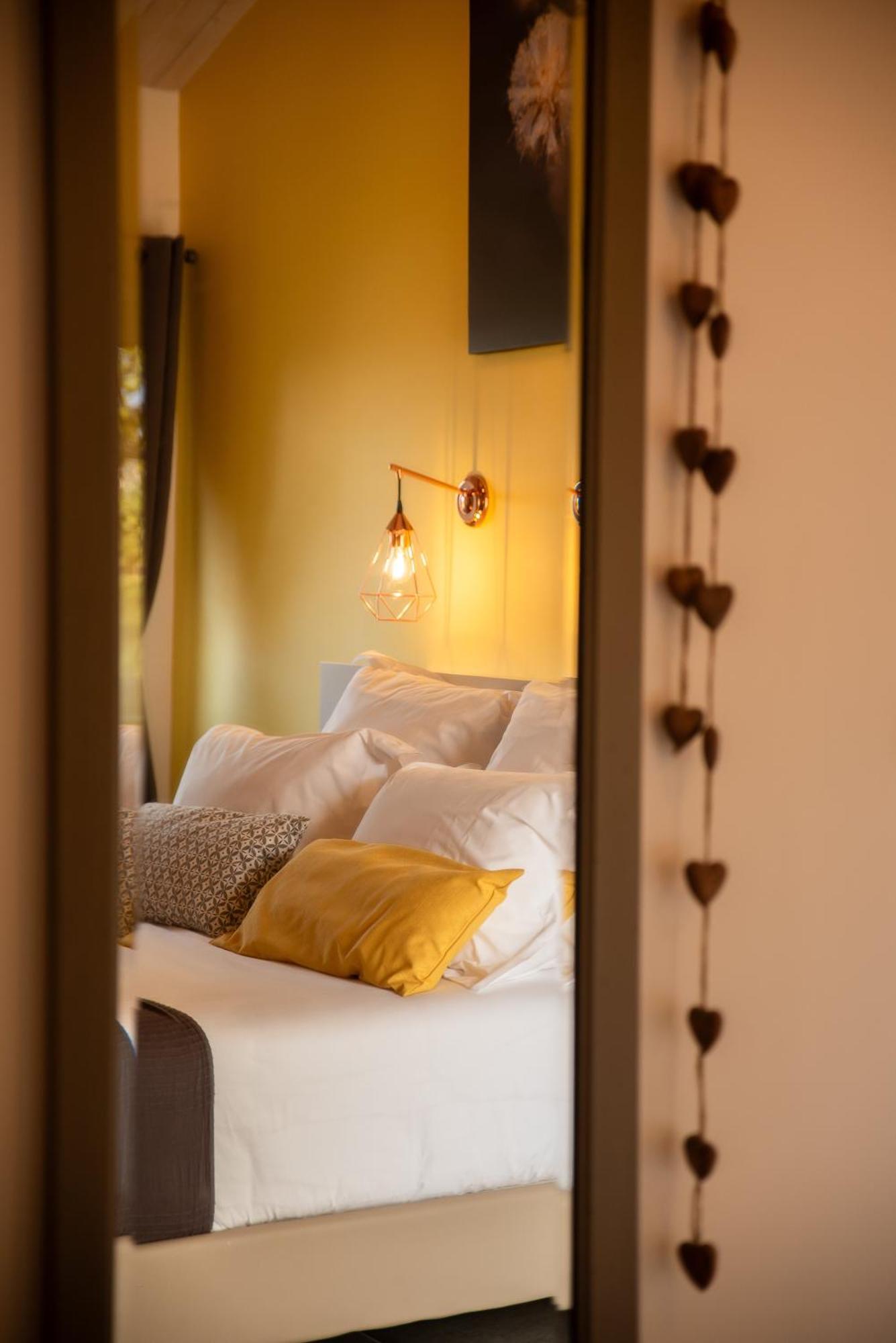 Bed and Breakfast Domaine Forvent Saint-Julien-de-Peyrolas Exterior foto